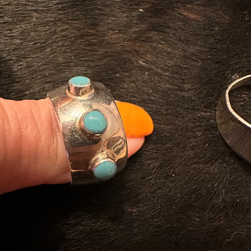 Beautiful 3 stoned sterling silver turquoise ring size 6.5.